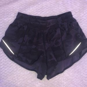 Black camo lululemon hotty hot shorts !!